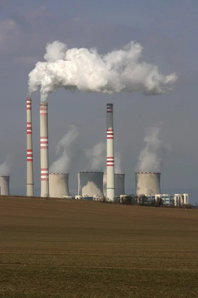 Pohled kouření elektrárny nad polem — Stock fotografie