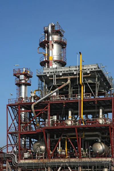 Refinería química estructura de la fábrica de acero bajo el cielo —  Fotos de Stock