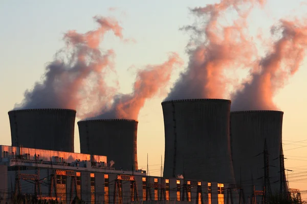 日没時に原子力発電所 — ストック写真