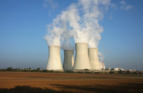 Nuclear power plant en landbouw veld — Stockfoto
