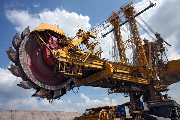 Enorme minería de carbón máquina de carbón bajo el cielo nublado — Foto de Stock