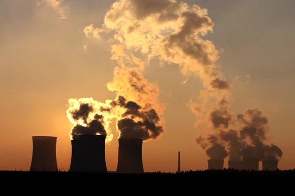 Coș de fum și turnuri de răcire ale centralei electrice în timpul apusul soarelui — Fotografie, imagine de stoc