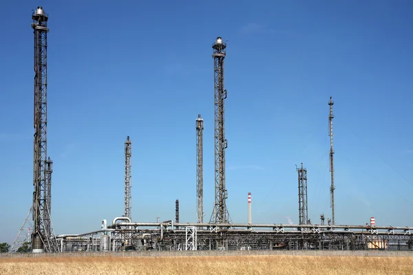 Refinaria de petróleo industrial fábrica e campo de agricultura — Fotografia de Stock