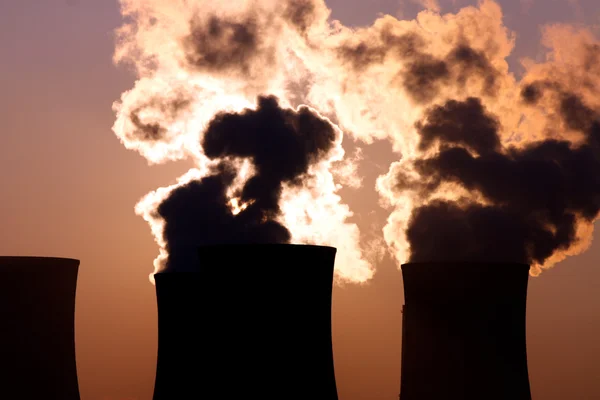 Fumar torres de enfriamiento durante la puesta del sol — Foto de Stock