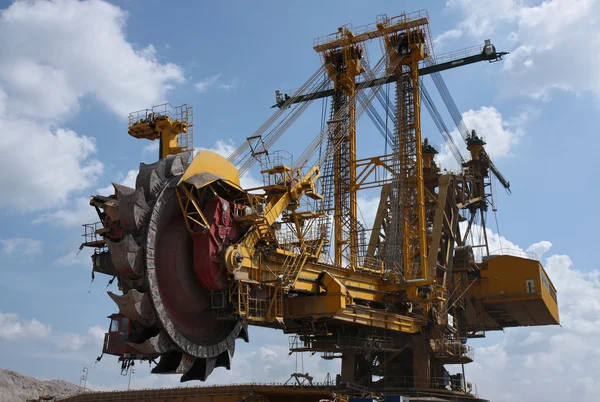 Minería a cielo abierto y excavadora de carbón — Foto de Stock