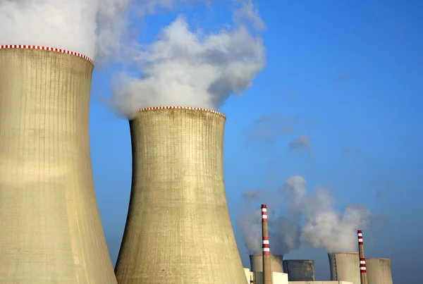 Detail jaderné elektrárny a chladicí věže — Stock fotografie