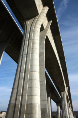 yüksek ve uzun beton köprü vadi üzerinden