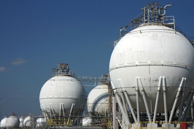 witte tanks van grote ruwe olieraffinaderij