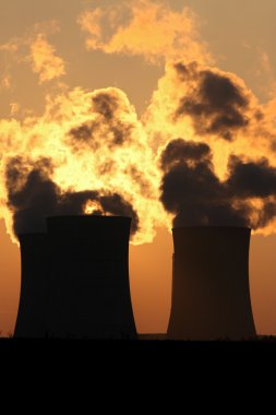 Dev duman bulutu gelen enerji santrali soğutma kuleleri