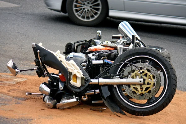 Аварія чорного мотоцикла на асфальтній дорозі Стокове Фото