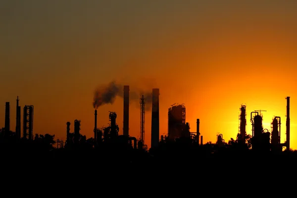 Vista da refinaria de petróleo bruto durante o pôr do sol — Fotografia de Stock