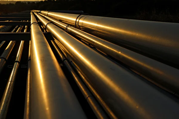 Vista espectacular de las tuberías de acero en la refinería de petróleo — Foto de Stock