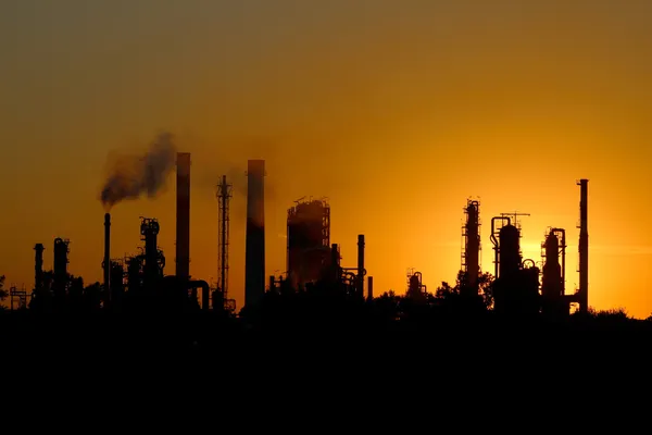 Silueta de la fábrica de refinería de petróleo ibig durante la puesta del sol —  Fotos de Stock