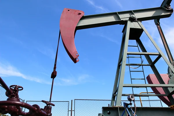 Pompe à cric de pétrole brut sous le ciel bleu en Europe — Photo