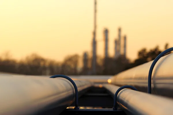 Transporte de tuberías en refinería de petróleo crudo — Foto de Stock