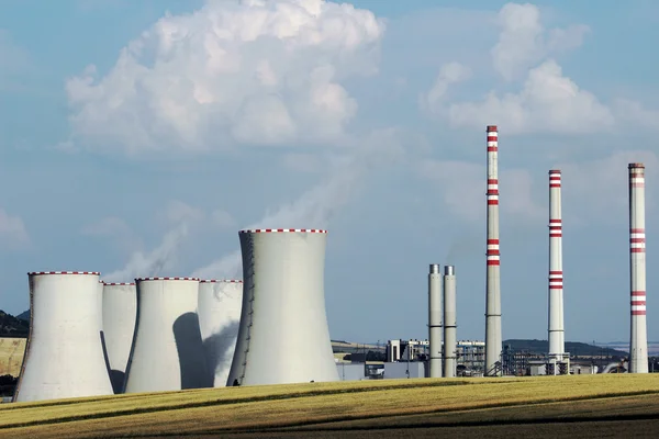 Вугільна електростанція у полі — стокове фото