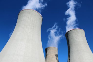 drie concrete koeltorens van elektriciteitscentrale