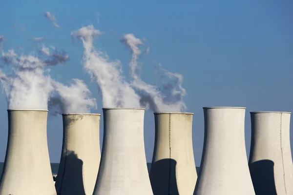 Seis torres de arrefecimento da central nuclear — Fotografia de Stock