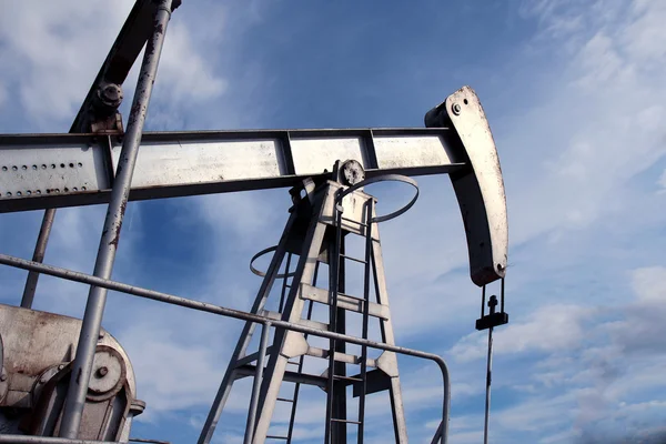 Kopalnia srebra pumpjack w dziedzinie ropy naftowej — Zdjęcie stockowe