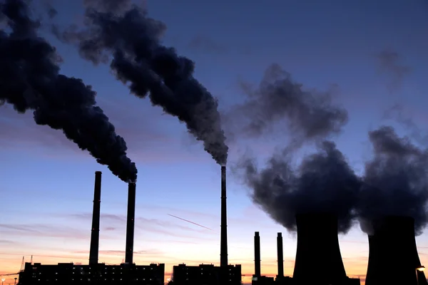 Humo tóxico negro de la central eléctrica de carbón — Foto de Stock