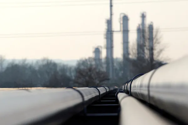 Steel long pipes go to oil refinery — Stock Photo, Image