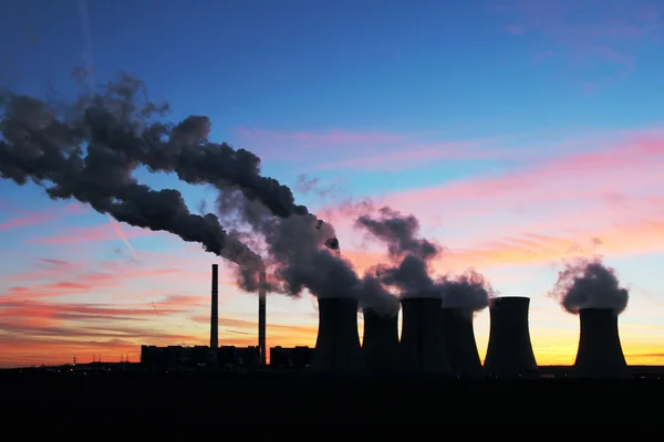 Coucher de soleil spectaculaire sur la centrale au charbon — Photo