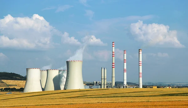 Paisaje con edificio industrial de potencia — Foto de Stock