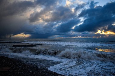 Karadeniz sahilinde fırtına