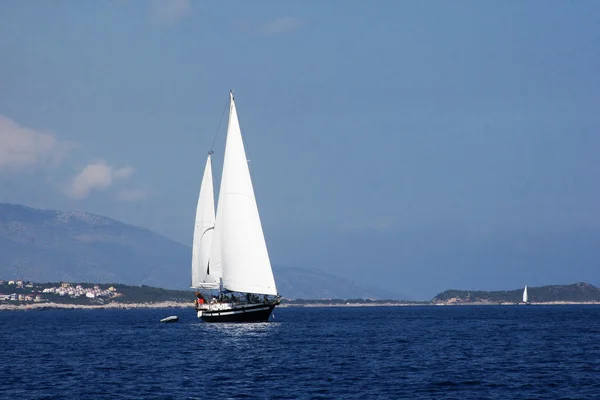 Segelboot auf See — Stockfoto