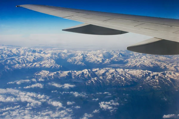 Mountains under the wing — Stock Photo, Image