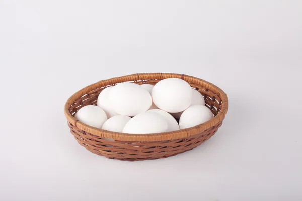 Białe jaja w koszyku — Zdjęcie stockowe