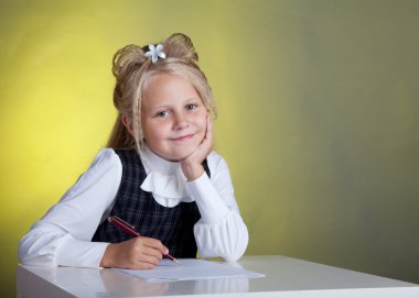 kız öğrenci yazıyor