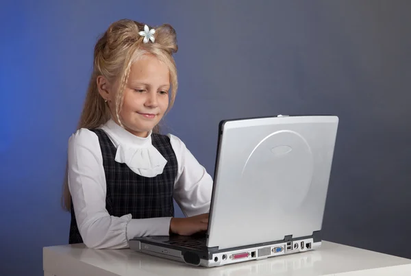 Écolière à l'ordinateur — Photo