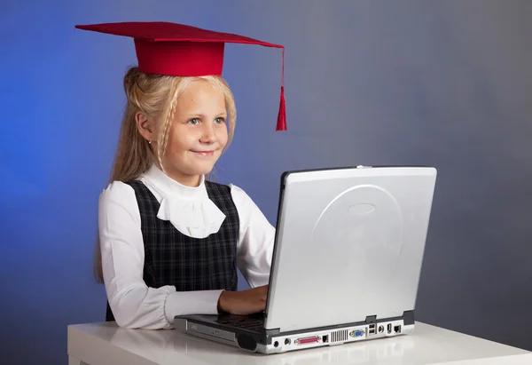 Écolière à l'ordinateur — Photo