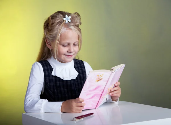 Schoolgirl reading — Stock Photo, Image