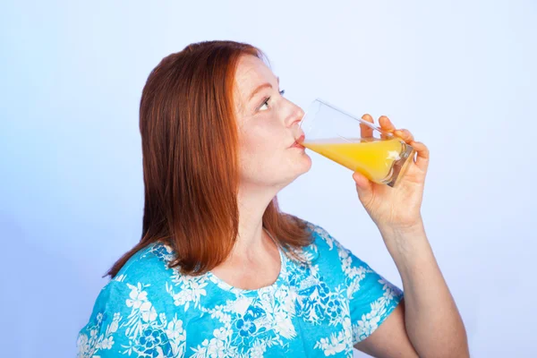 Mujer con jugo — Foto de Stock