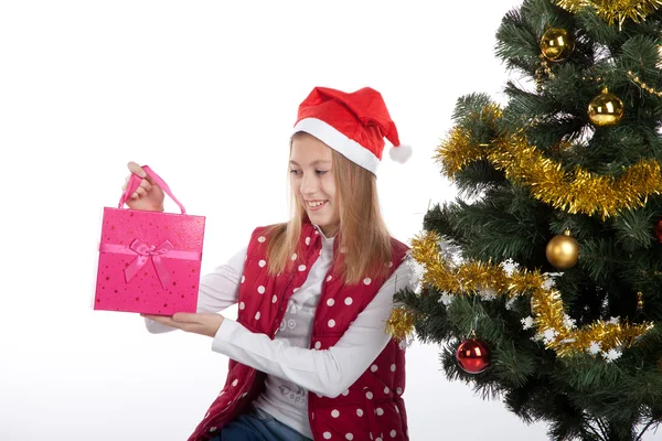 Flicka med gåvor nära en julgran — Stockfoto