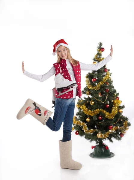 Meisje met schaatsen in kerstboom — Stockfoto