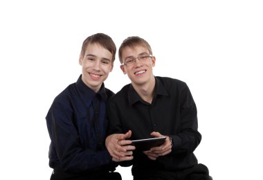 tablet bilgisayarda beyaz arka plan ile genç Çift