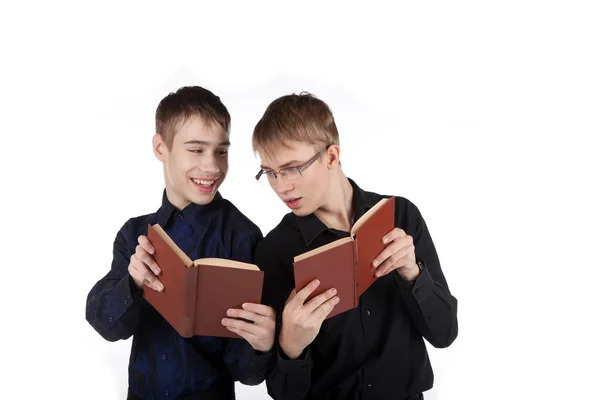 Ένα ζευγάρι εφήβων αγοριών ανάγνωση βιβλίων — Φωτογραφία Αρχείου
