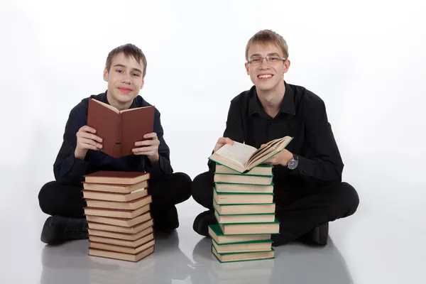 Zwei Teenager sitzen auf einem Fußboden mit Büchern — Stockfoto