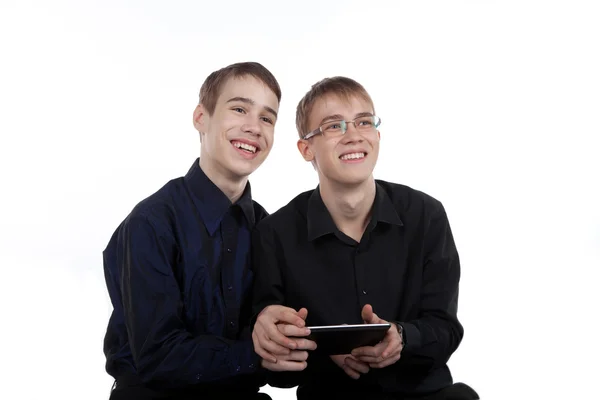 Två tonåriga pojkar spelar på en TabletPC — Stockfoto