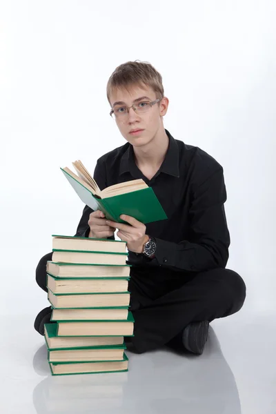 Tiener lezen van een boek op witte achtergrond — Stockfoto