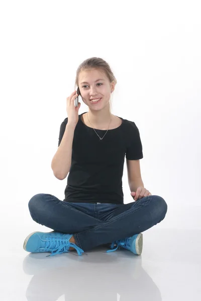 Девочка-подросток, сидящая, разговаривая по телефону — стоковое фото