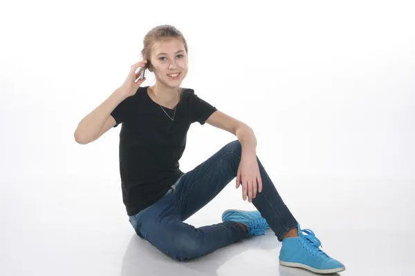 Ler tonårsflicka som talar i telefon — Stockfoto