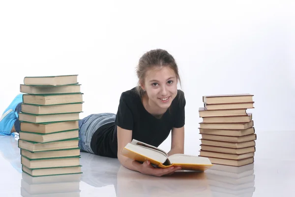 güzel kız beyaz arka plan üzerine bir kitap okuma