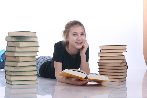 Jente som leser en bok om hvit bakgrunn – stockfoto