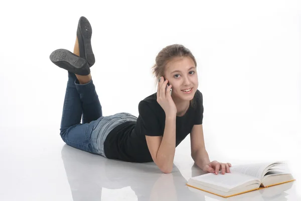 Meisje met boek en telefoon — Stockfoto