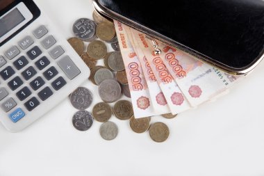 Rus parası, hesap makinesi ve çanta