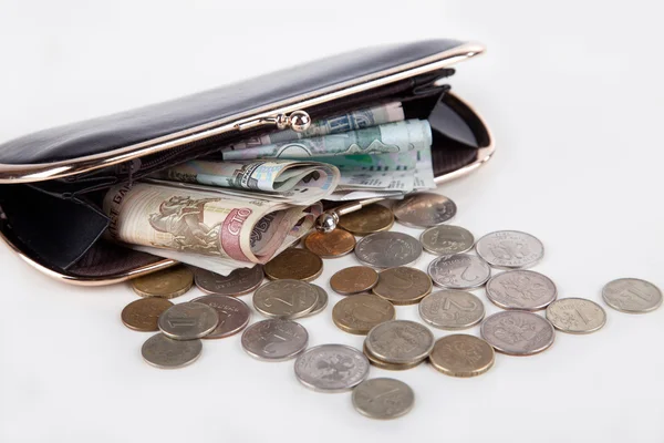 Notas e moedas russas na bolsa preta no backgrou branco — Fotografia de Stock